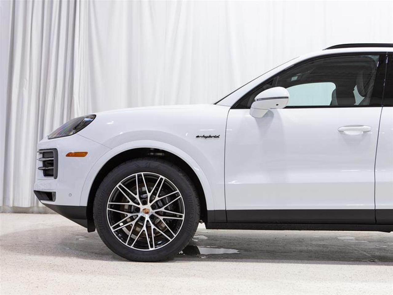 2026 Porsche Cayenne e-Hybrid AWD Photo