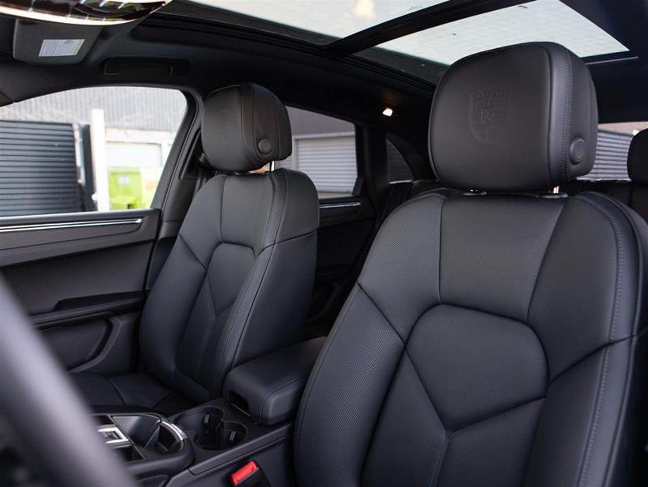 2026 Porsche Macan AWD Photo