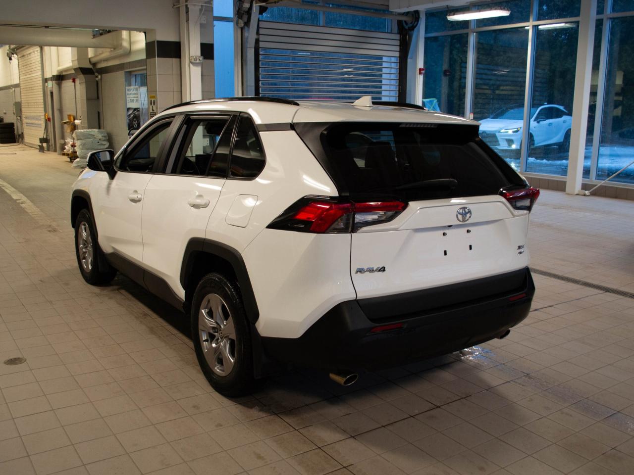 2022 Toyota RAV4 XLE Photo3