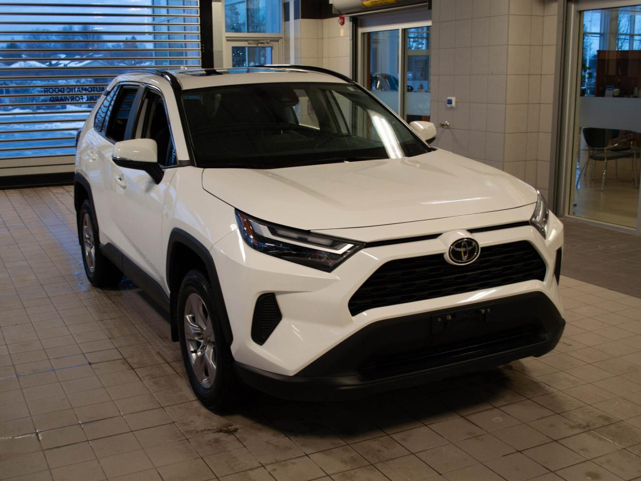 2022 Toyota RAV4 XLE Photo2