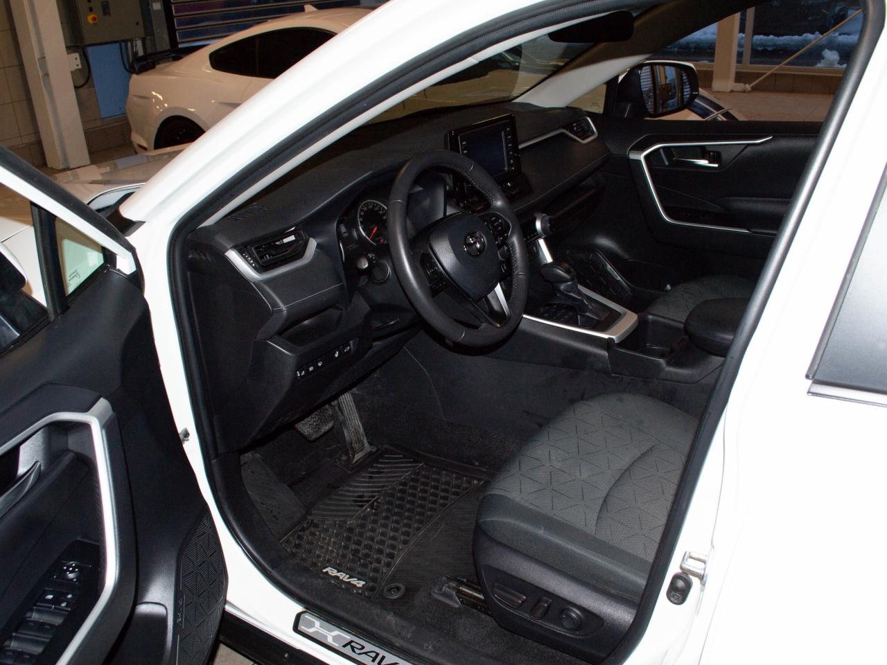 2022 Toyota RAV4 XLE Photo