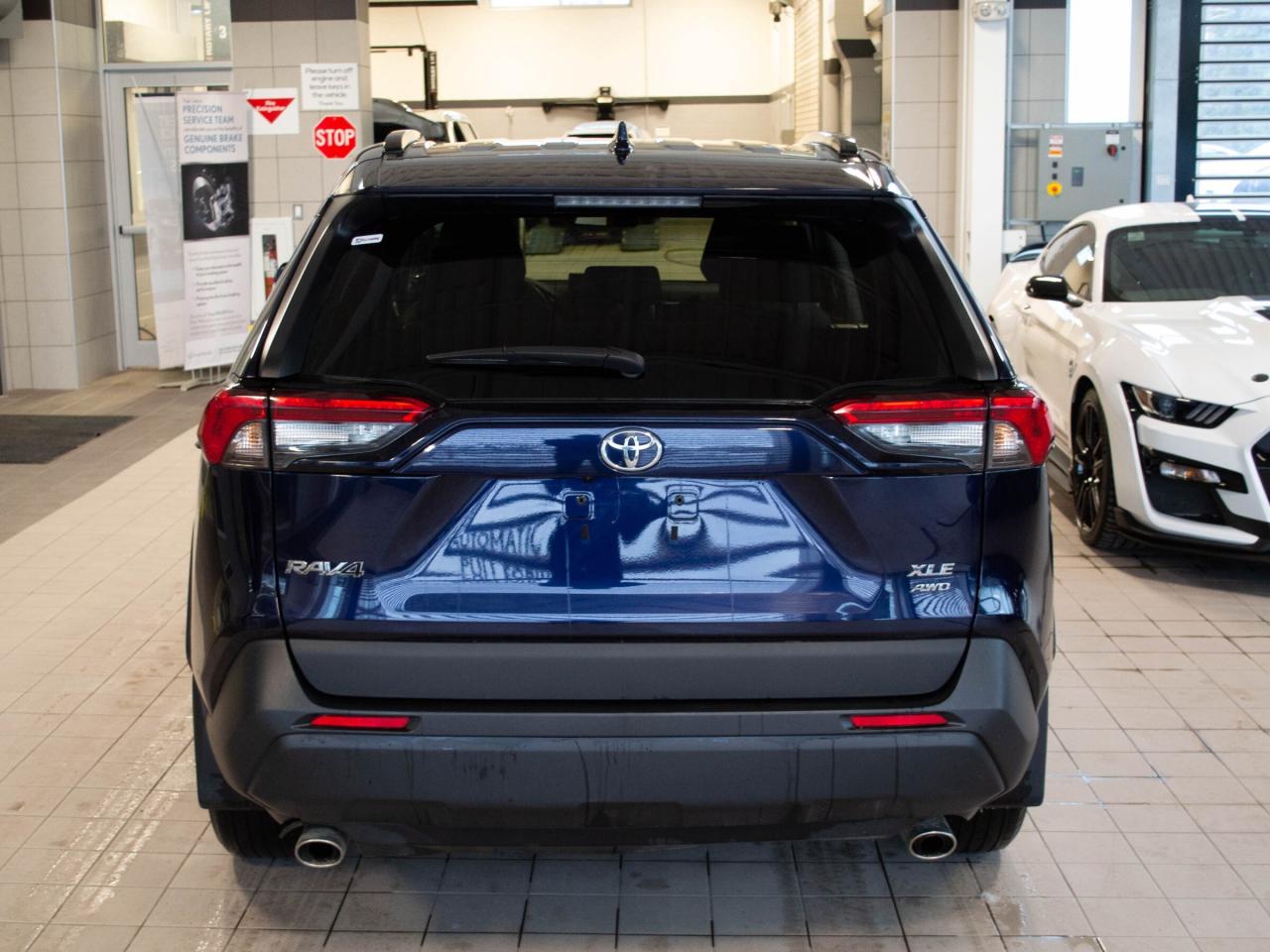 2021 Toyota RAV4 XLE Photo4