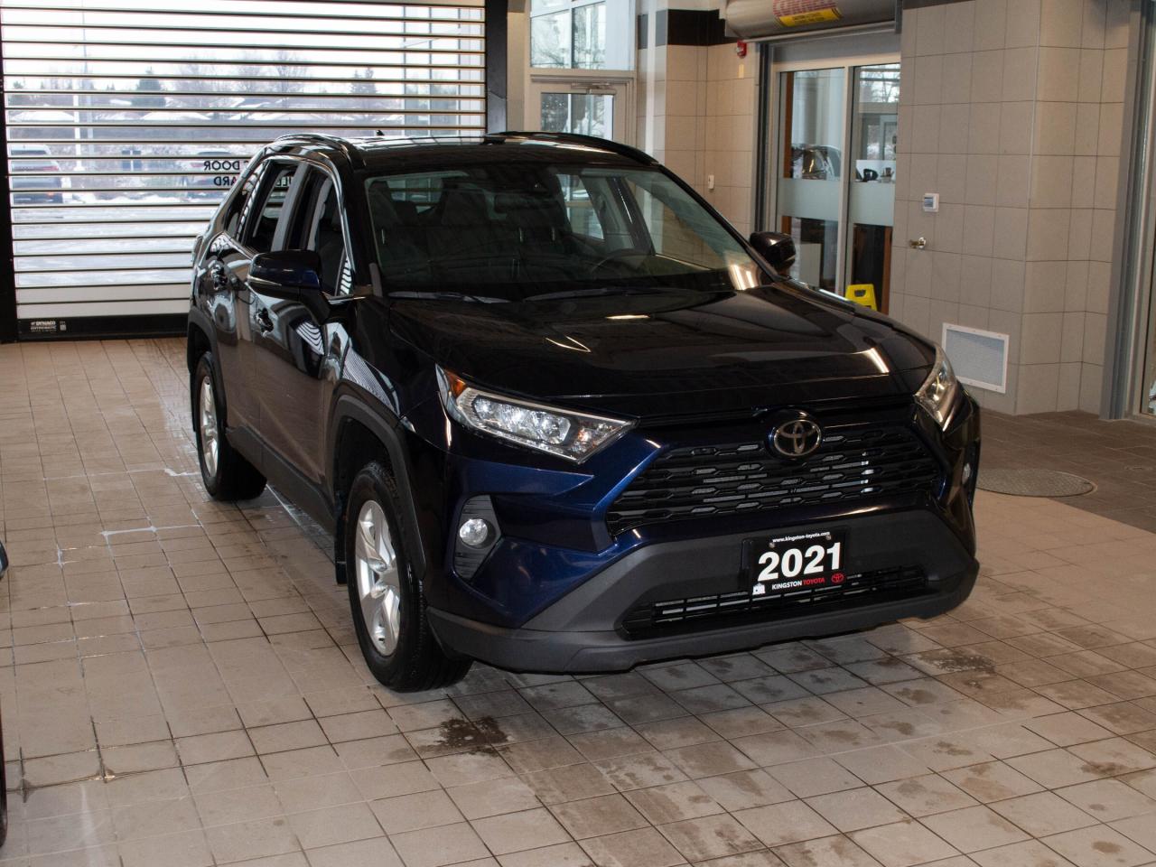 2021 Toyota RAV4 XLE Photo2