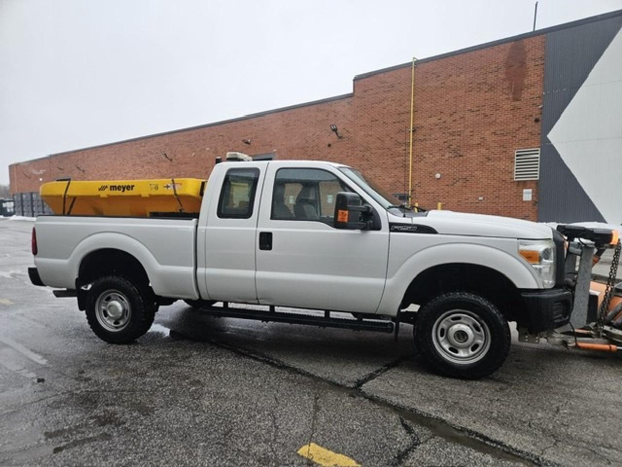 2016 Ford F-250 4WD ARCTIC SNOW PLOW ONLY 80KM-SHORT BOX & SALTER Photo