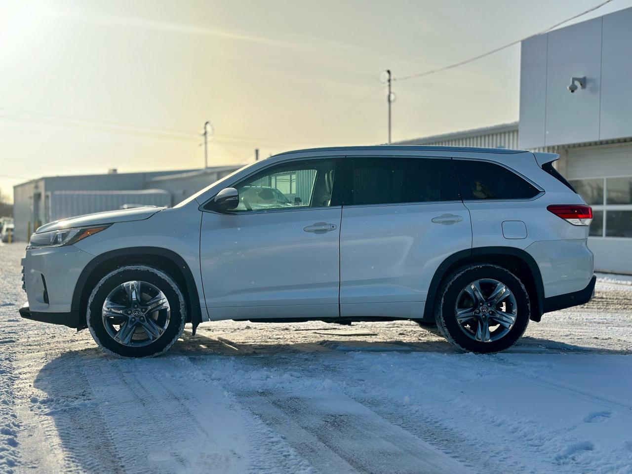 2017 Toyota Highlander LIMITED W/ MOONROOF Photo3