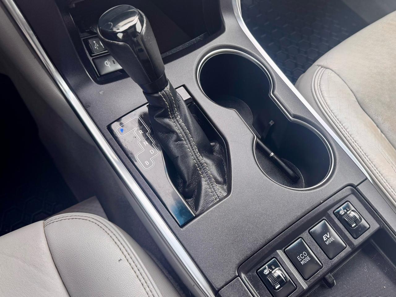 2016 Toyota Camry FINANCING AVAILABLE Photo12