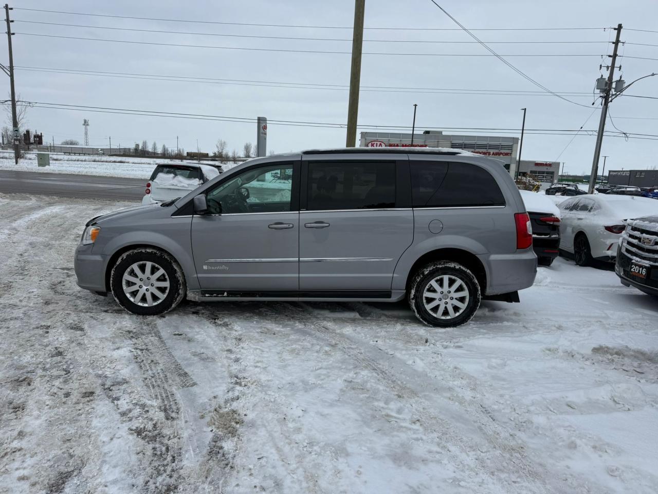 2013 Chrysler Town & Country BRAUN MOBILITY, WHEELCHAIR ACCESSIBLE, ONLY 55KMS Photo
