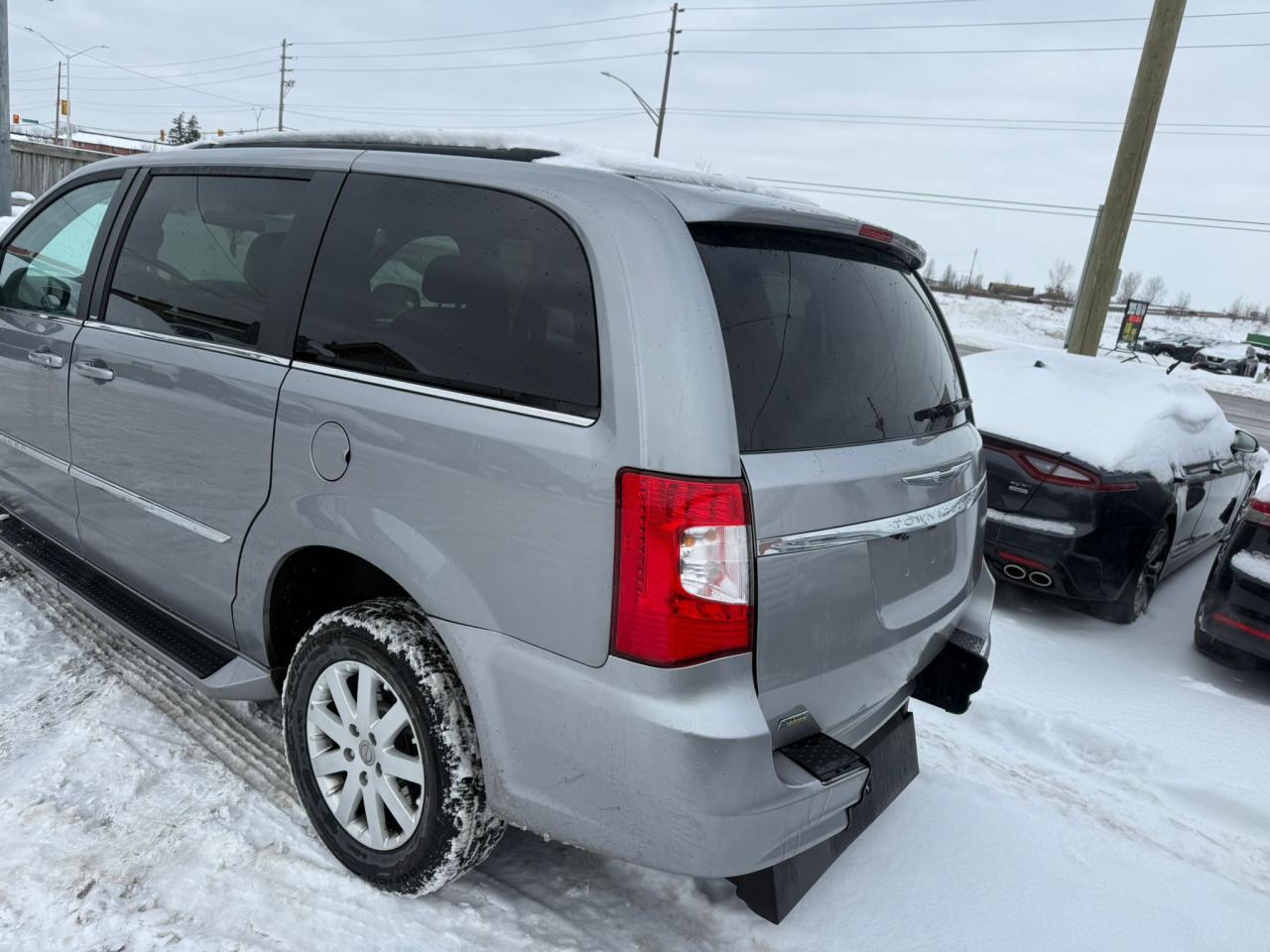 2013 Chrysler Town & Country BRAUN MOBILITY, WHEELCHAIR ACCESSIBLE, ONLY 55KMS Photo2