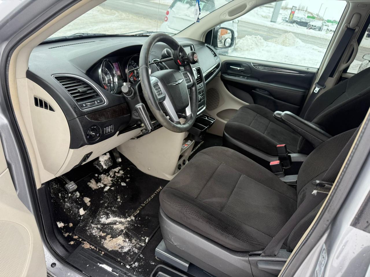 2013 Chrysler Town & Country BRAUN MOBILITY, WHEELCHAIR ACCESSIBLE, ONLY 55KMS Photo