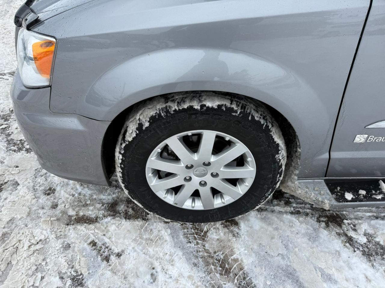 2013 Chrysler Town & Country BRAUN MOBILITY, WHEELCHAIR ACCESSIBLE, ONLY 55KMS Photo