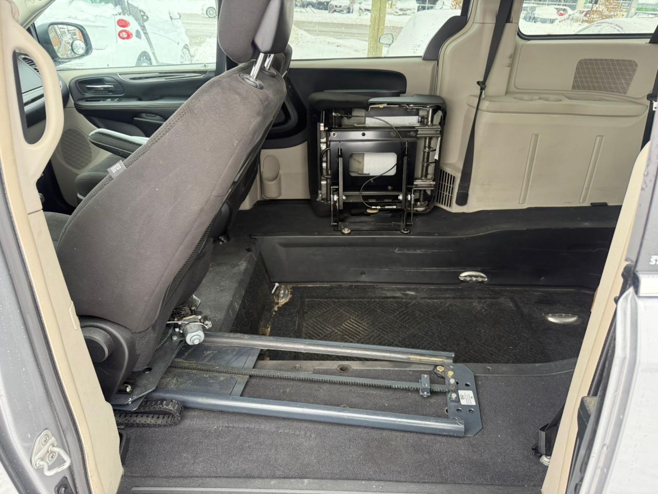 2013 Chrysler Town & Country BRAUN MOBILITY, WHEELCHAIR ACCESSIBLE, ONLY 55KMS Photo