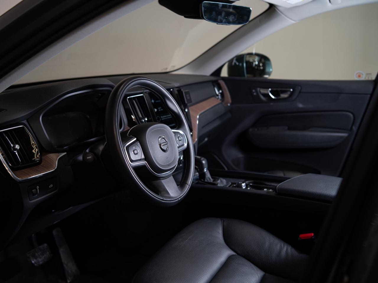 2021 Volvo XC60 T5 | MOMENTUM | HUD | PANO | 20 IN Photo