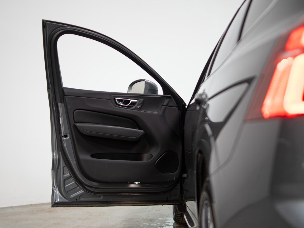 2021 Volvo XC60 T5 | MOMENTUM | HUD | PANO | 20 IN Photo