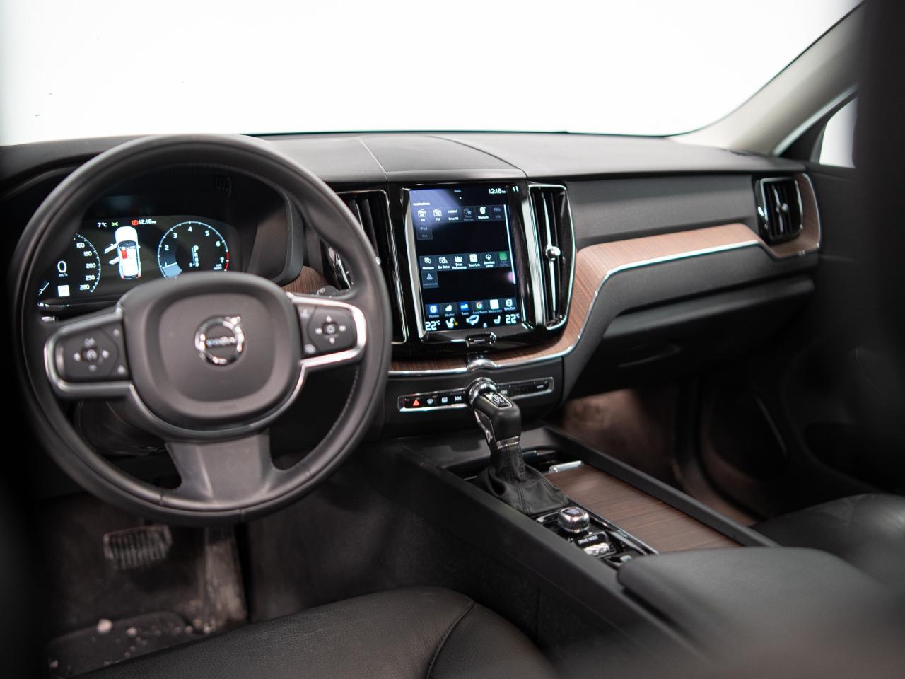2021 Volvo XC60 T5 | MOMENTUM | HUD | PANO | 20 IN Photo