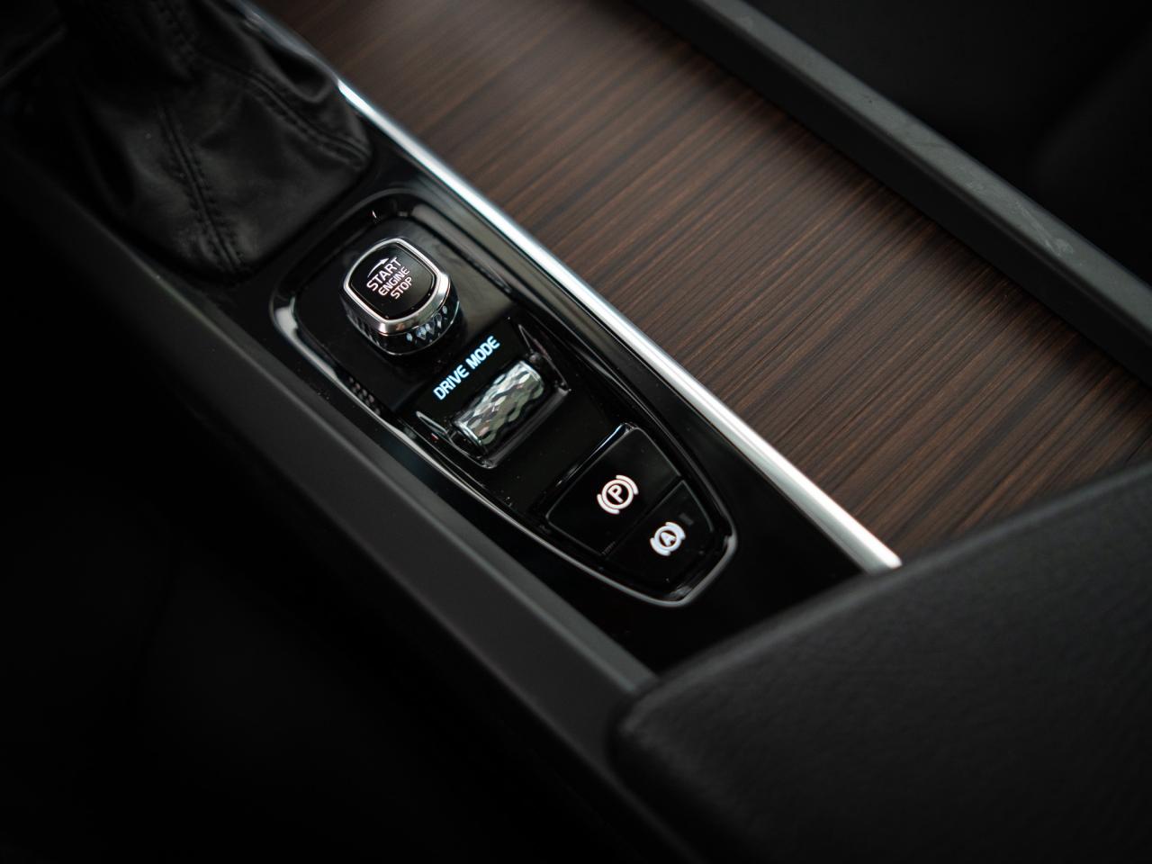 2021 Volvo XC60 T5 | MOMENTUM | HUD | PANO | 20 IN Photo