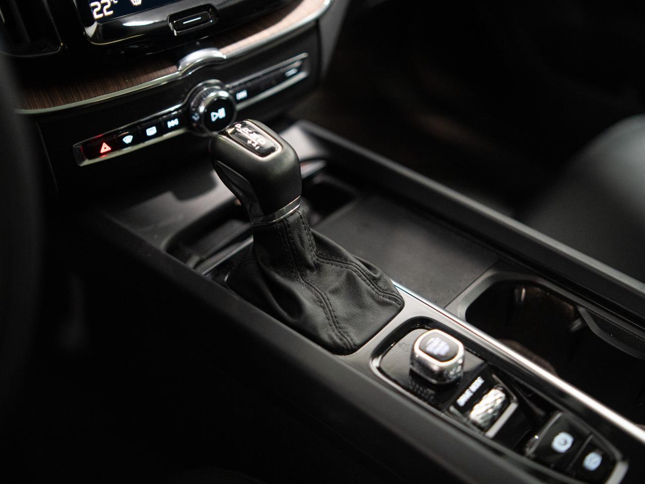 2021 Volvo XC60 T5 | MOMENTUM | HUD | PANO | 20 IN Photo