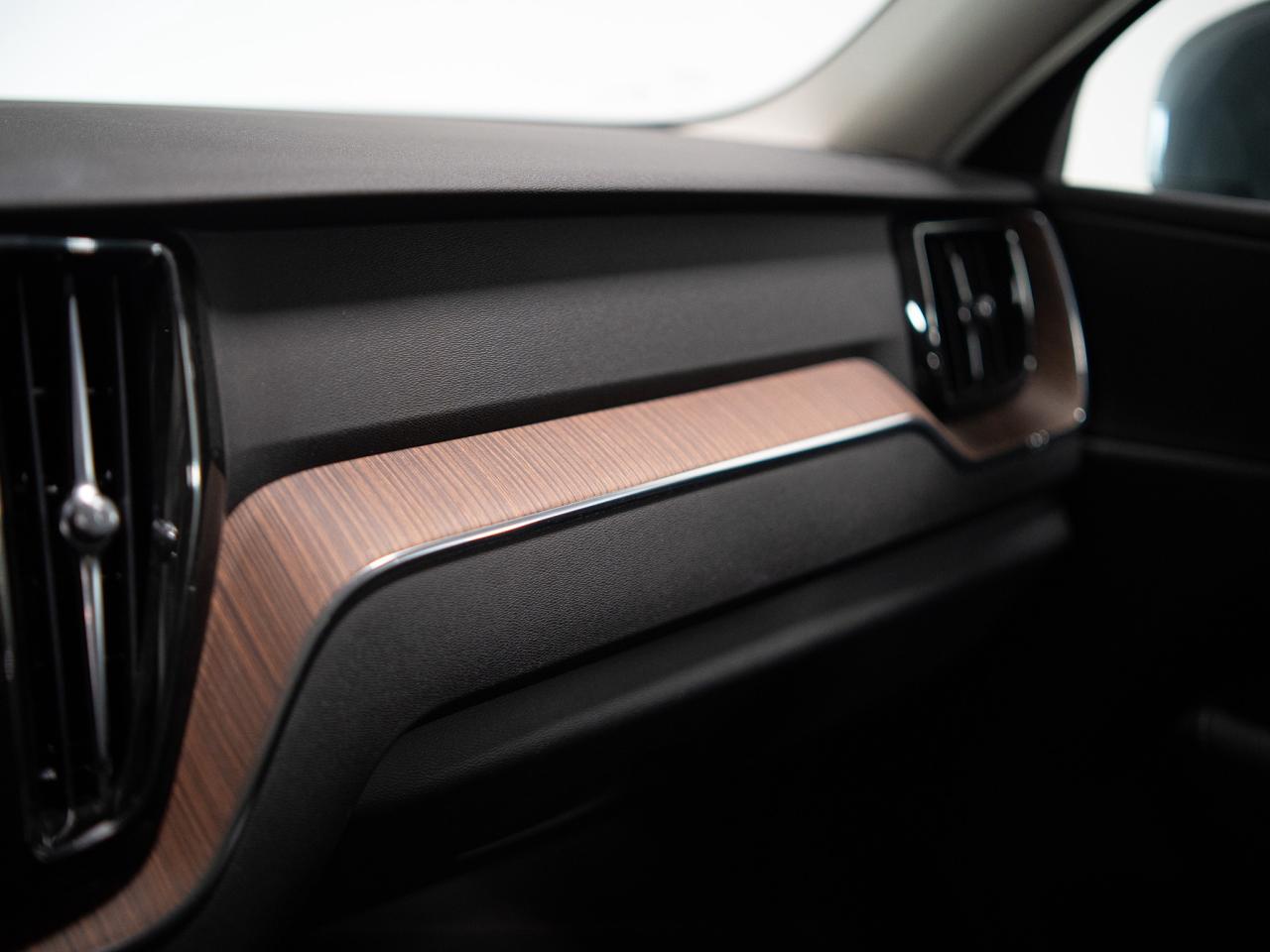 2021 Volvo XC60 T5 | MOMENTUM | HUD | PANO | 20 IN Photo