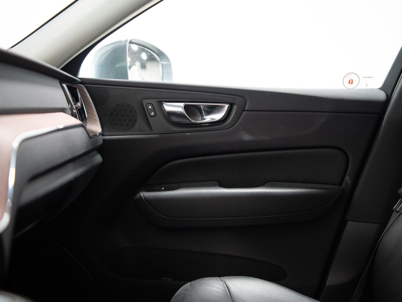 2021 Volvo XC60 T5 | MOMENTUM | HUD | PANO | 20 IN Photo