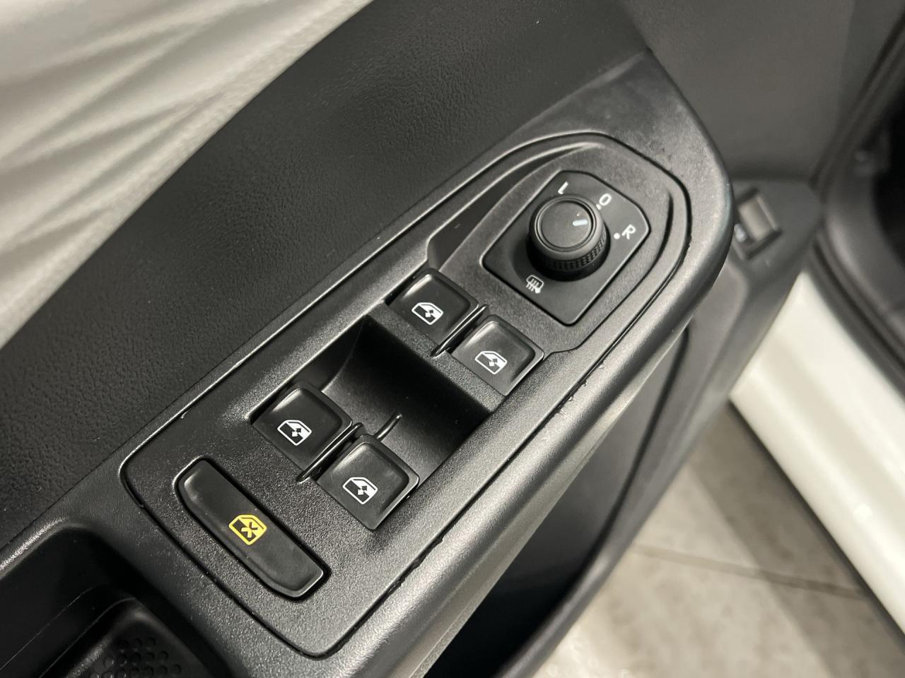 2023 Volkswagen Taos AWD| LOW KMS!| CARPLAY| 18IN ALLOYS Photo
