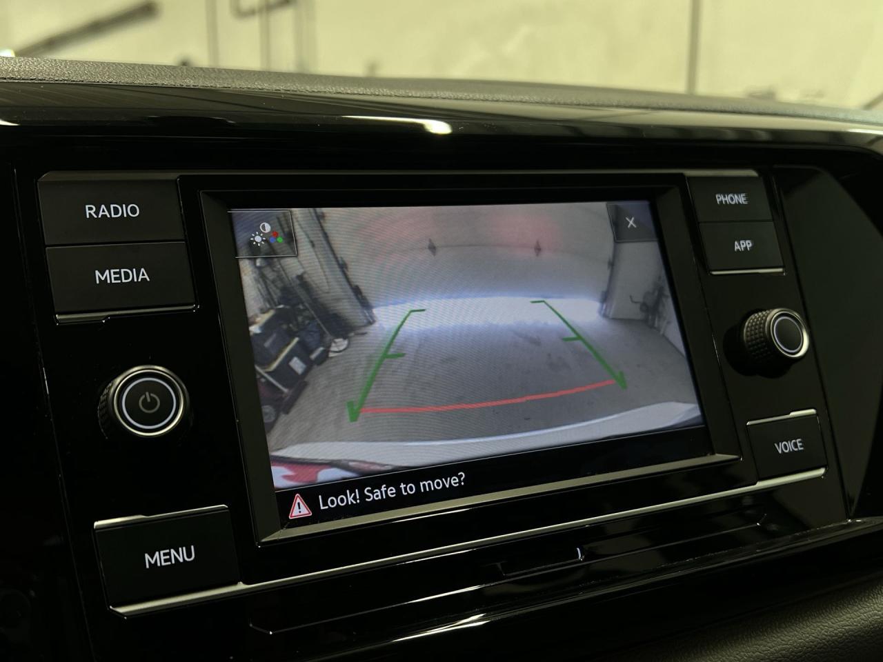 2023 Volkswagen Taos AWD| LOW KMS!| CARPLAY| 18IN ALLOYS Photo