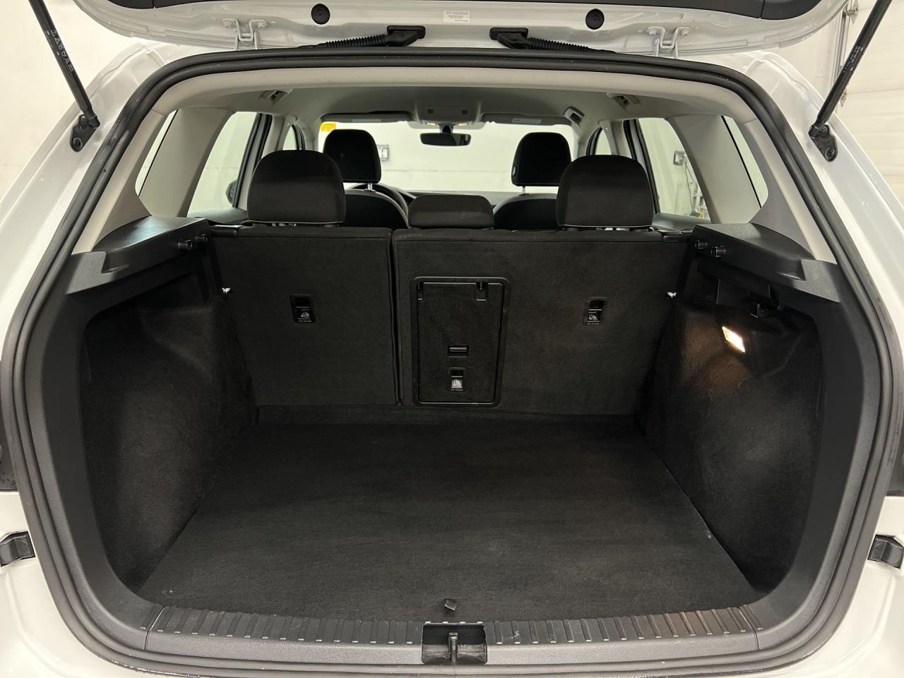 2023 Volkswagen Taos AWD| LOW KMS!| CARPLAY| 18IN ALLOYS Photo