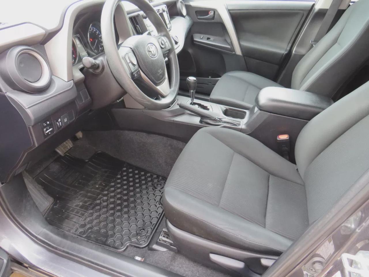 2018 Toyota RAV4 LE (**CLEAN TITLE/NO ACCIDENTS!!**SAFETY/CERTIFIED!!**ALLOY RIMS**DIGITAL TOUCHSCREEN**HEATED SEATS**CUSTOM RUBBER MATS**REAR PRIVACY COVER**REVERSE CAMERA** BLUETOOTH**CRUISE CONTROL**) Photo3