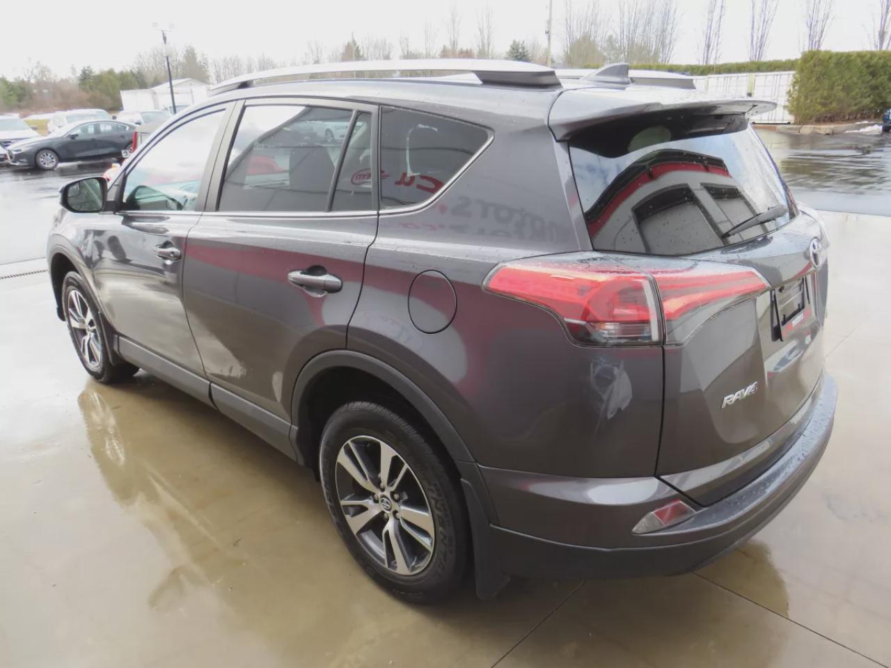 2018 Toyota RAV4 LE (**CLEAN TITLE/NO ACCIDENTS!!**SAFETY/CERTIFIED!!**ALLOY RIMS**DIGITAL TOUCHSCREEN**HEATED SEATS**CUSTOM RUBBER MATS**REAR PRIVACY COVER**REVERSE CAMERA** BLUETOOTH**CRUISE CONTROL**) Photo