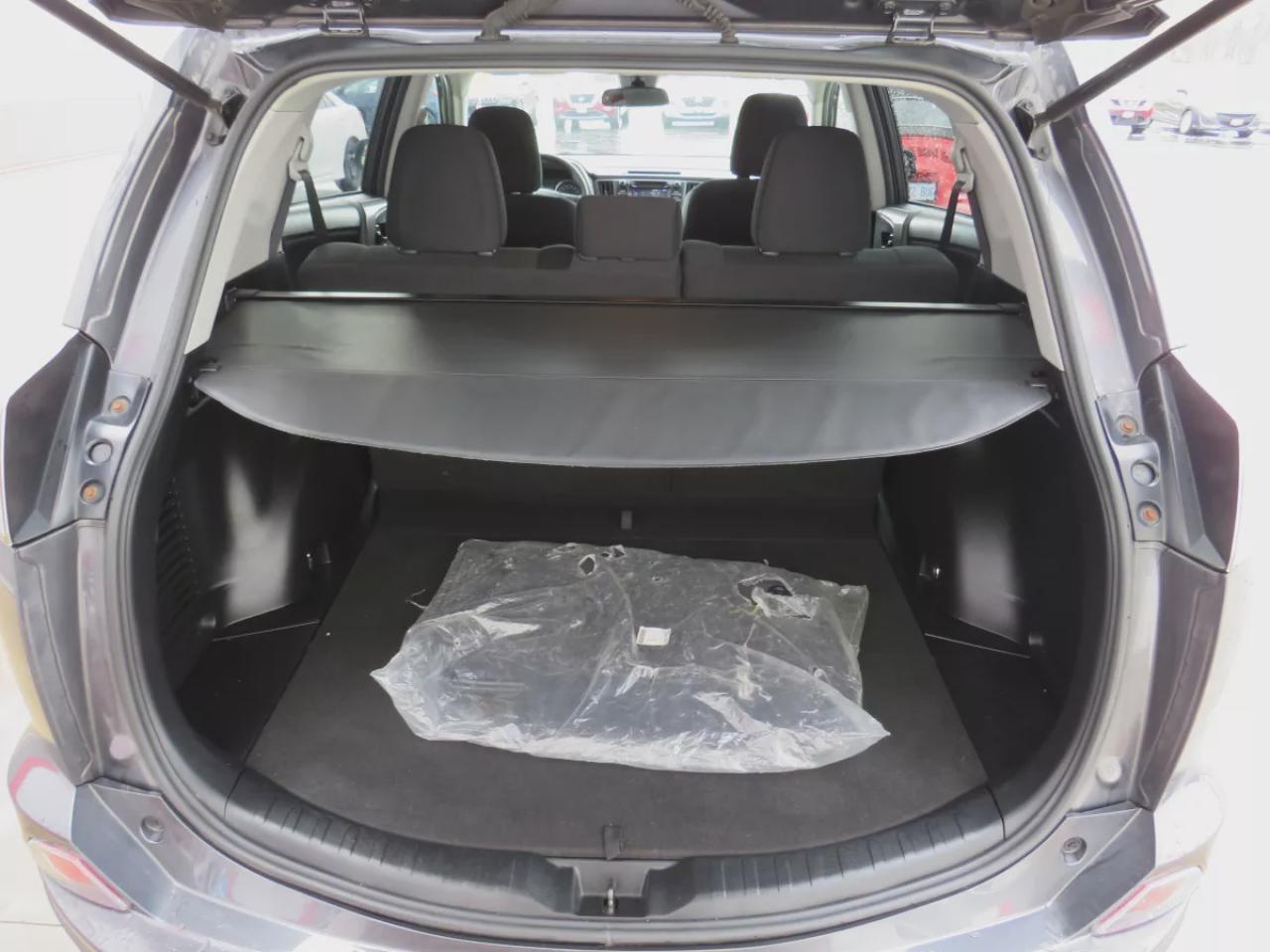 2018 Toyota RAV4 LE (**CLEAN TITLE/NO ACCIDENTS!!**SAFETY/CERTIFIED!!**ALLOY RIMS**DIGITAL TOUCHSCREEN**HEATED SEATS**CUSTOM RUBBER MATS**REAR PRIVACY COVER**REVERSE CAMERA** BLUETOOTH**CRUISE CONTROL**) Photo