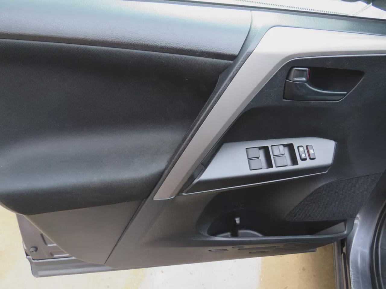 2018 Toyota RAV4 LE (**CLEAN TITLE/NO ACCIDENTS!!**SAFETY/CERTIFIED!!**ALLOY RIMS**DIGITAL TOUCHSCREEN**HEATED SEATS**CUSTOM RUBBER MATS**REAR PRIVACY COVER**REVERSE CAMERA** BLUETOOTH**CRUISE CONTROL**) Photo