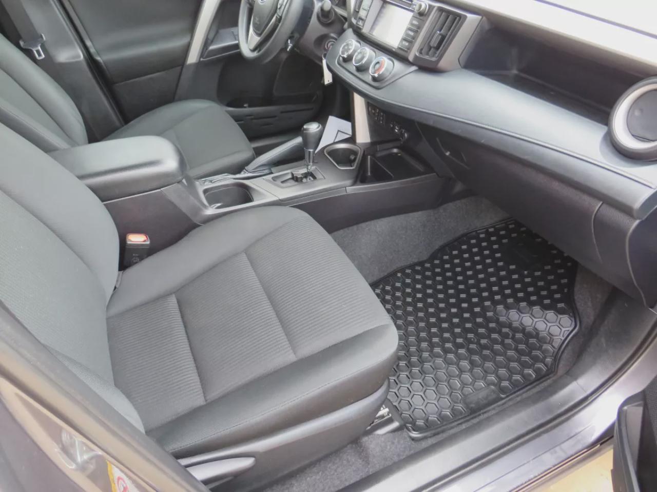 2018 Toyota RAV4 LE (**CLEAN TITLE/NO ACCIDENTS!!**SAFETY/CERTIFIED!!**ALLOY RIMS**DIGITAL TOUCHSCREEN**HEATED SEATS**CUSTOM RUBBER MATS**REAR PRIVACY COVER**REVERSE CAMERA** BLUETOOTH**CRUISE CONTROL**) Photo