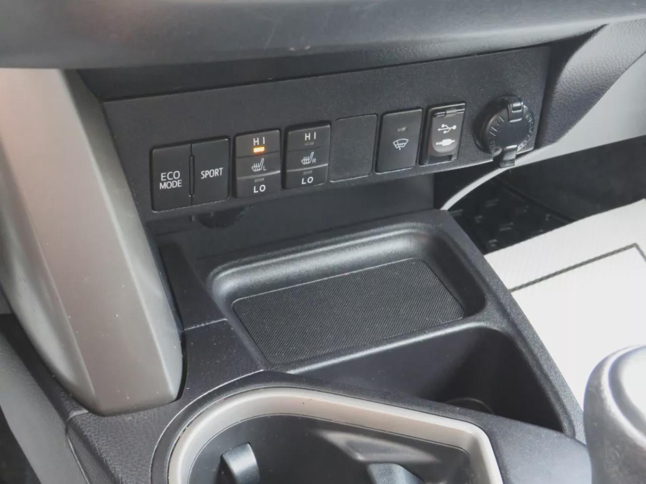 2018 Toyota RAV4 LE (**CLEAN TITLE/NO ACCIDENTS!!**SAFETY/CERTIFIED!!**ALLOY RIMS**DIGITAL TOUCHSCREEN**HEATED SEATS**CUSTOM RUBBER MATS**REAR PRIVACY COVER**REVERSE CAMERA** BLUETOOTH**CRUISE CONTROL**) Photo