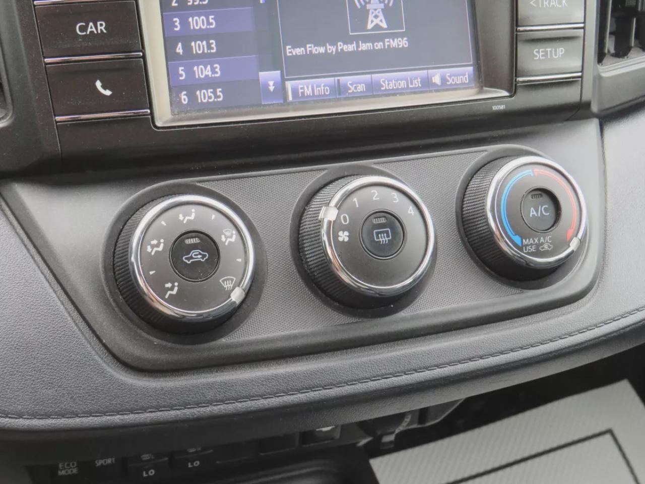 2018 Toyota RAV4 LE (**CLEAN TITLE/NO ACCIDENTS!!**SAFETY/CERTIFIED!!**ALLOY RIMS**DIGITAL TOUCHSCREEN**HEATED SEATS**CUSTOM RUBBER MATS**REAR PRIVACY COVER**REVERSE CAMERA** BLUETOOTH**CRUISE CONTROL**) Photo