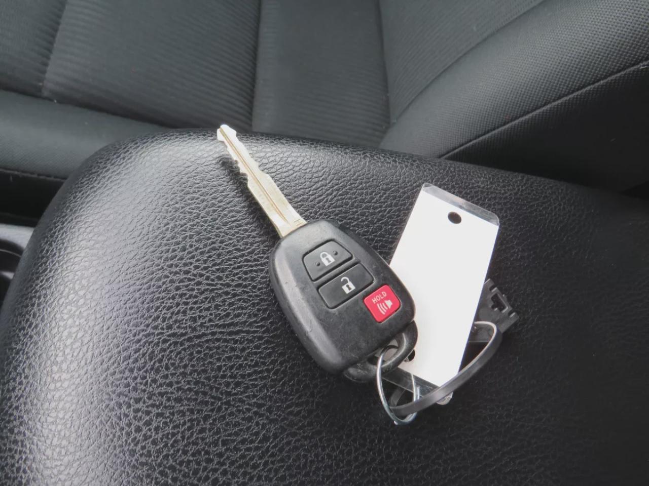 2018 Toyota RAV4 LE (**CLEAN TITLE/NO ACCIDENTS!!**SAFETY/CERTIFIED!!**ALLOY RIMS**DIGITAL TOUCHSCREEN**HEATED SEATS**CUSTOM RUBBER MATS**REAR PRIVACY COVER**REVERSE CAMERA** BLUETOOTH**CRUISE CONTROL**) Photo