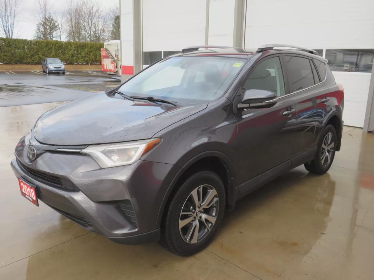2018 Toyota RAV4 LE (**CLEAN TITLE/NO ACCIDENTS!!**SAFETY/CERTIFIED!!**ALLOY RIMS**DIGITAL TOUCHSCREEN**HEATED SEATS**CUSTOM RUBBER MATS**REAR PRIVACY COVER**REVERSE CAMERA** BLUETOOTH**CRUISE CONTROL**) Photo