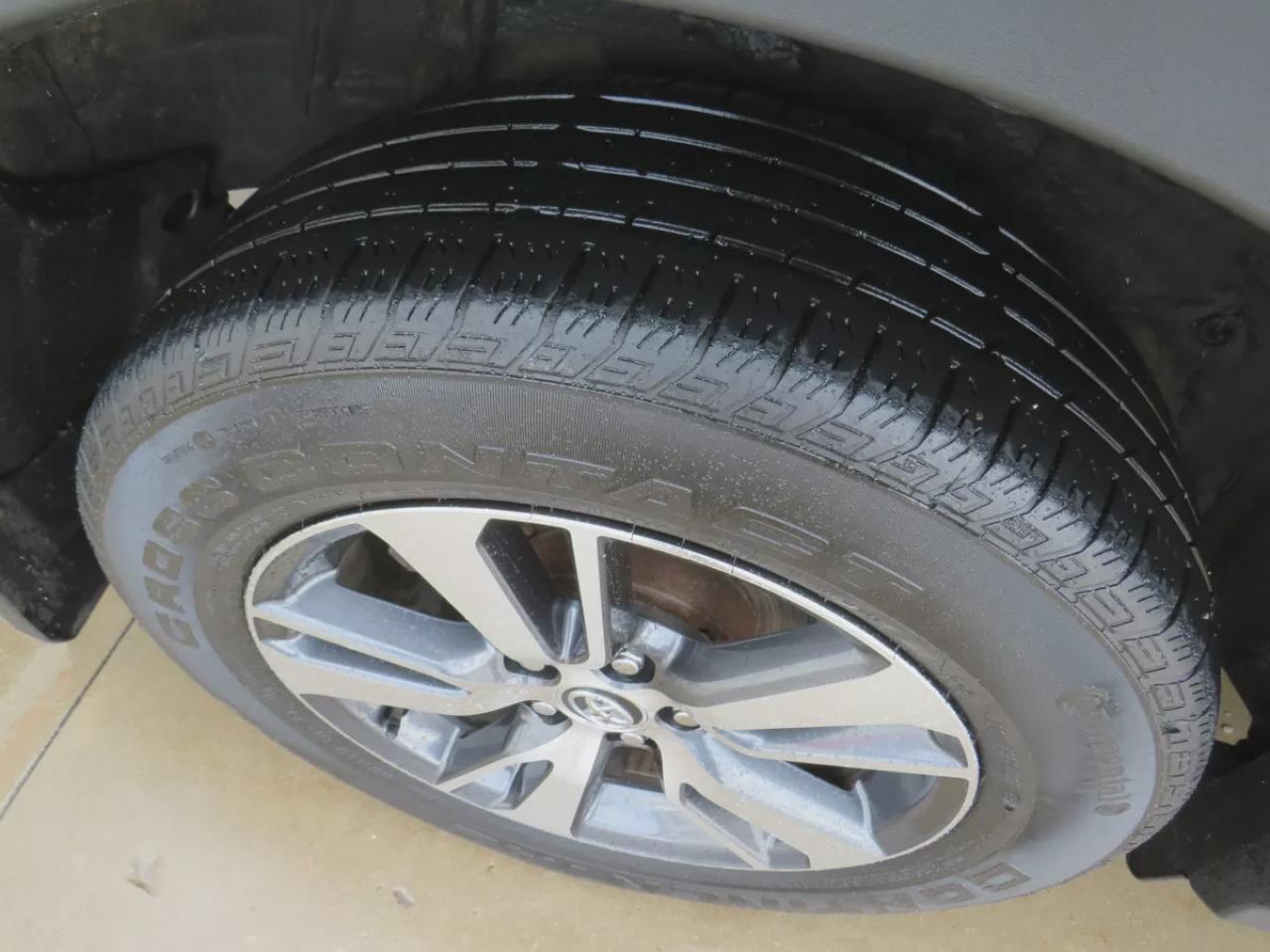 2018 Toyota RAV4 LE (**CLEAN TITLE/NO ACCIDENTS!!**SAFETY/CERTIFIED!!**ALLOY RIMS**DIGITAL TOUCHSCREEN**HEATED SEATS**CUSTOM RUBBER MATS**REAR PRIVACY COVER**REVERSE CAMERA** BLUETOOTH**CRUISE CONTROL**) Photo