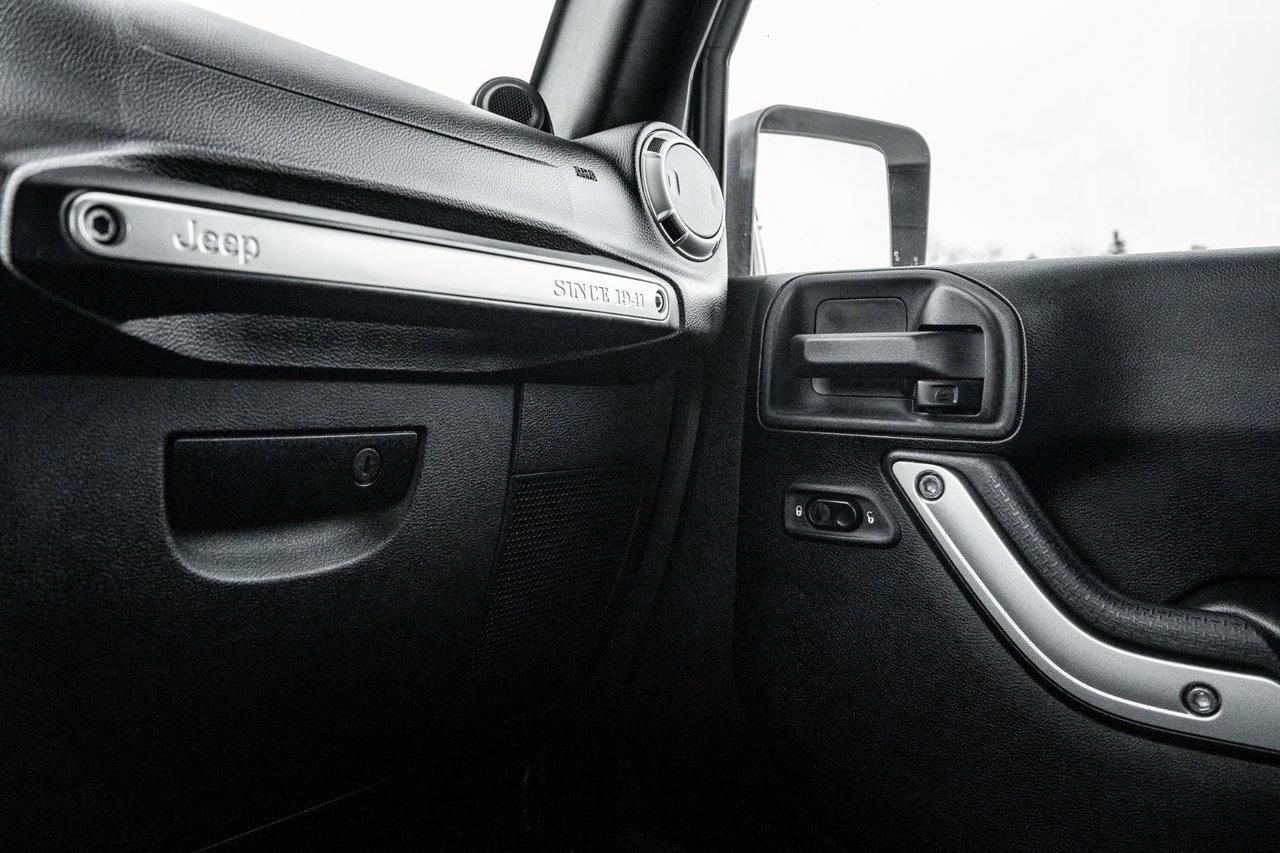 2014 Jeep Wrangler Unlimited Sahara Photo