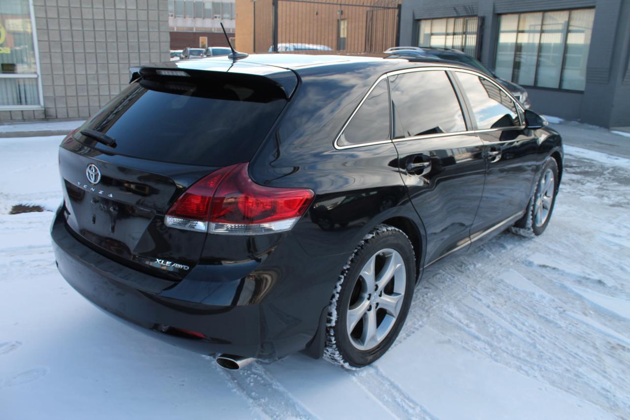 2016 Toyota Venza XLE Photo