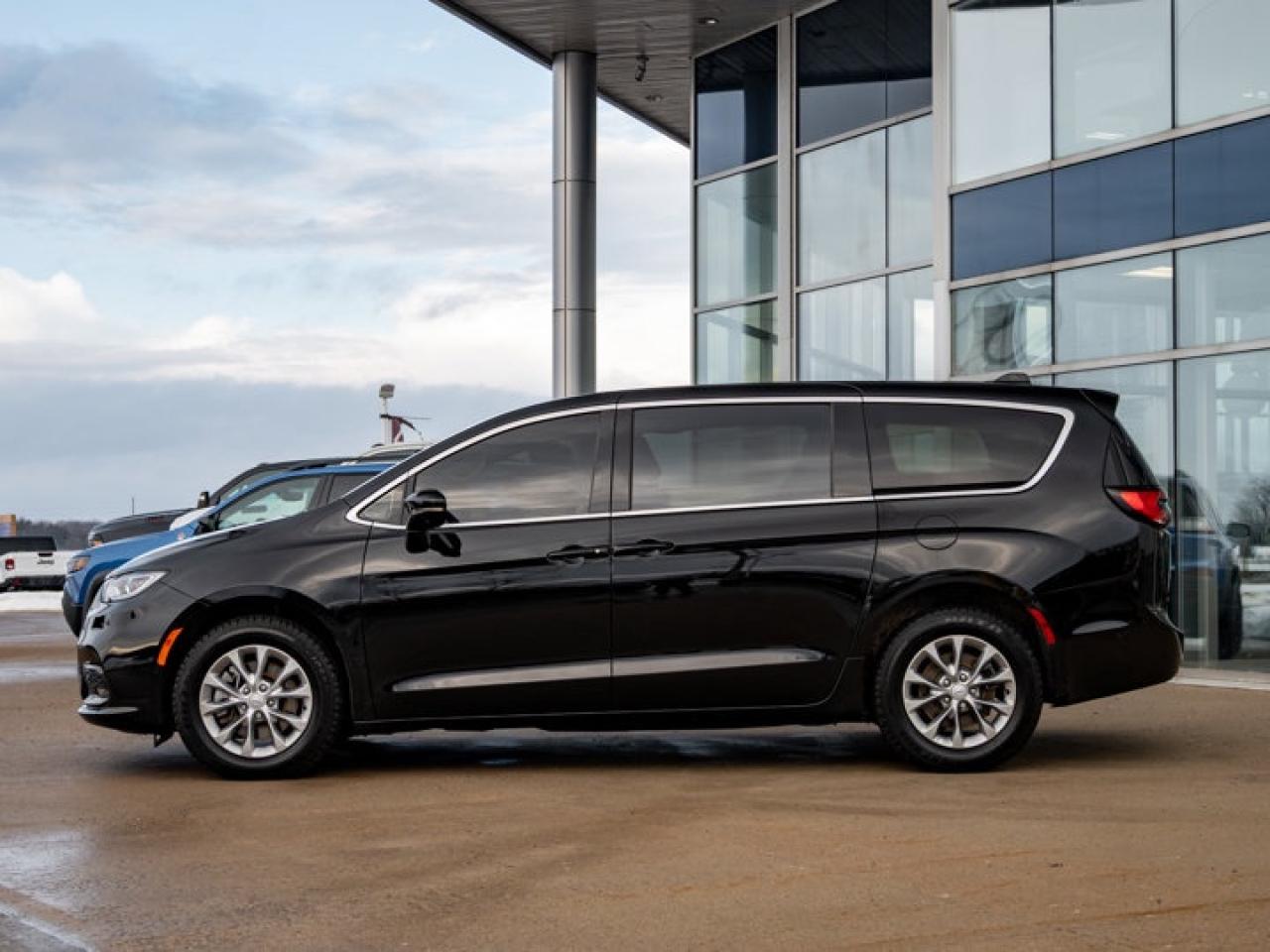 2025 Chrysler Pacifica Select Photo4
