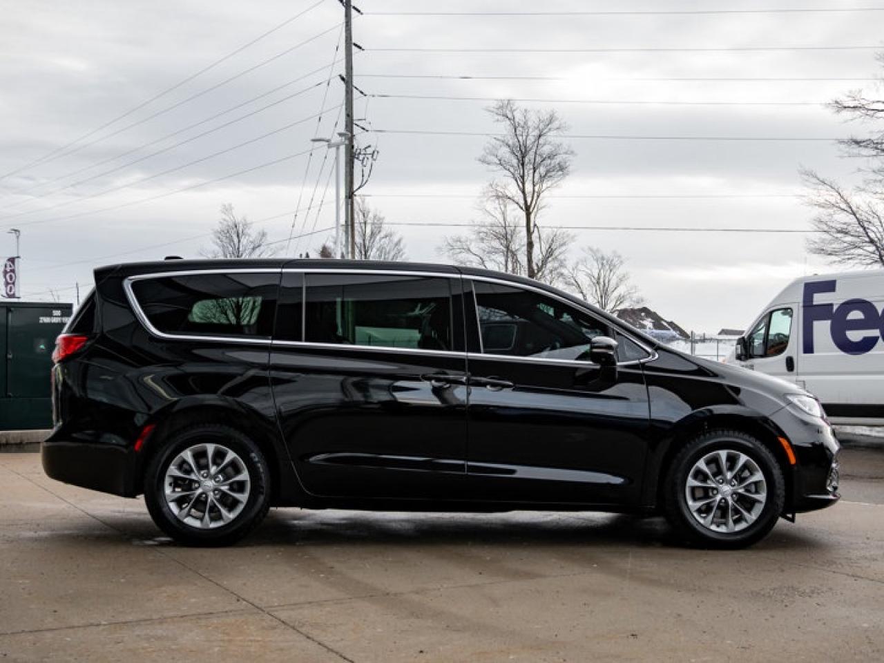 2025 Chrysler Pacifica Select Photo
