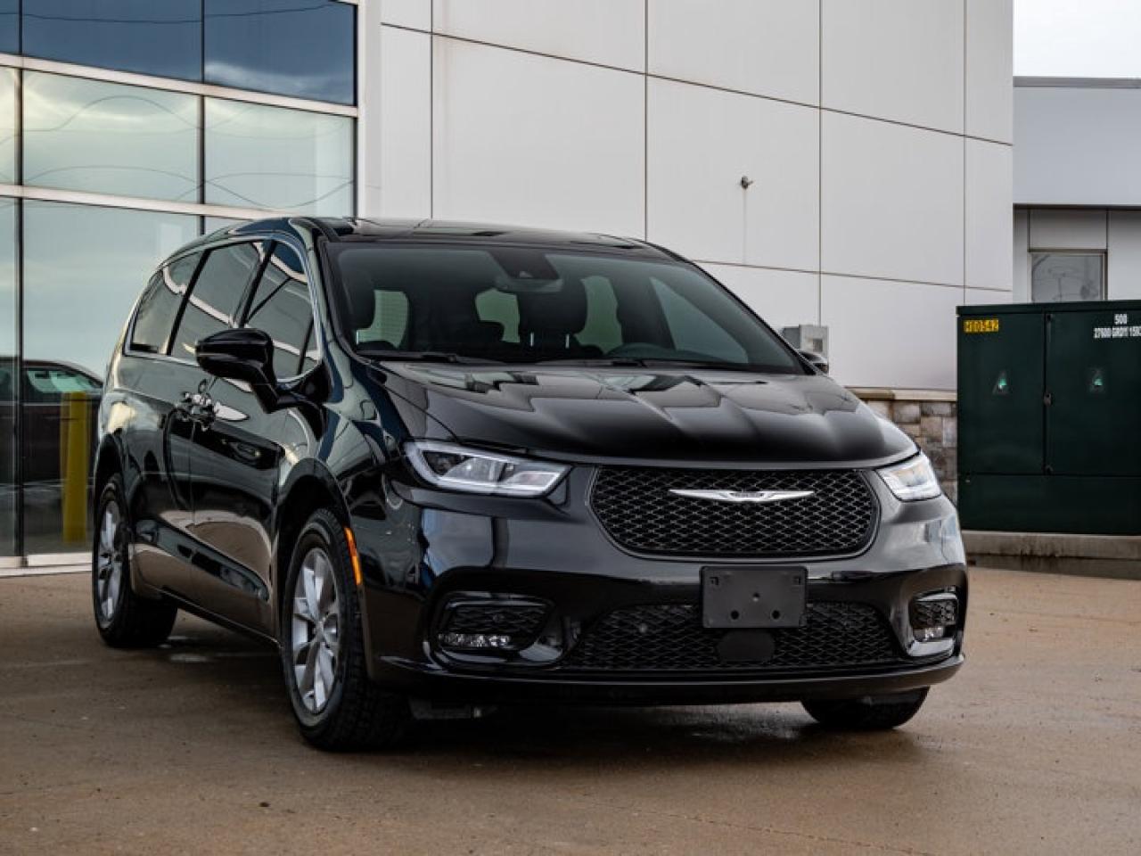 2025 Chrysler Pacifica Select Photo