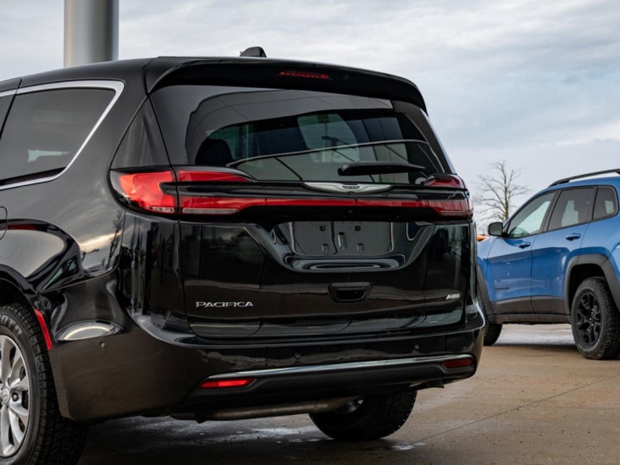 2025 Chrysler Pacifica Select Photo