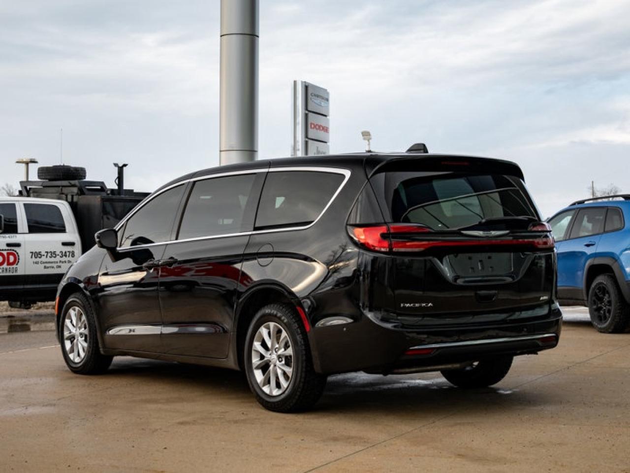 2025 Chrysler Pacifica Select Photo