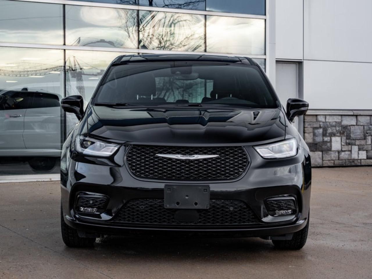 2025 Chrysler Pacifica Select Photo