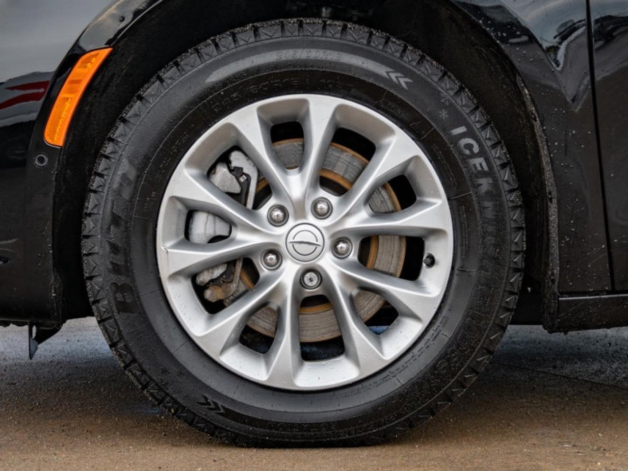 2025 Chrysler Pacifica Select Photo