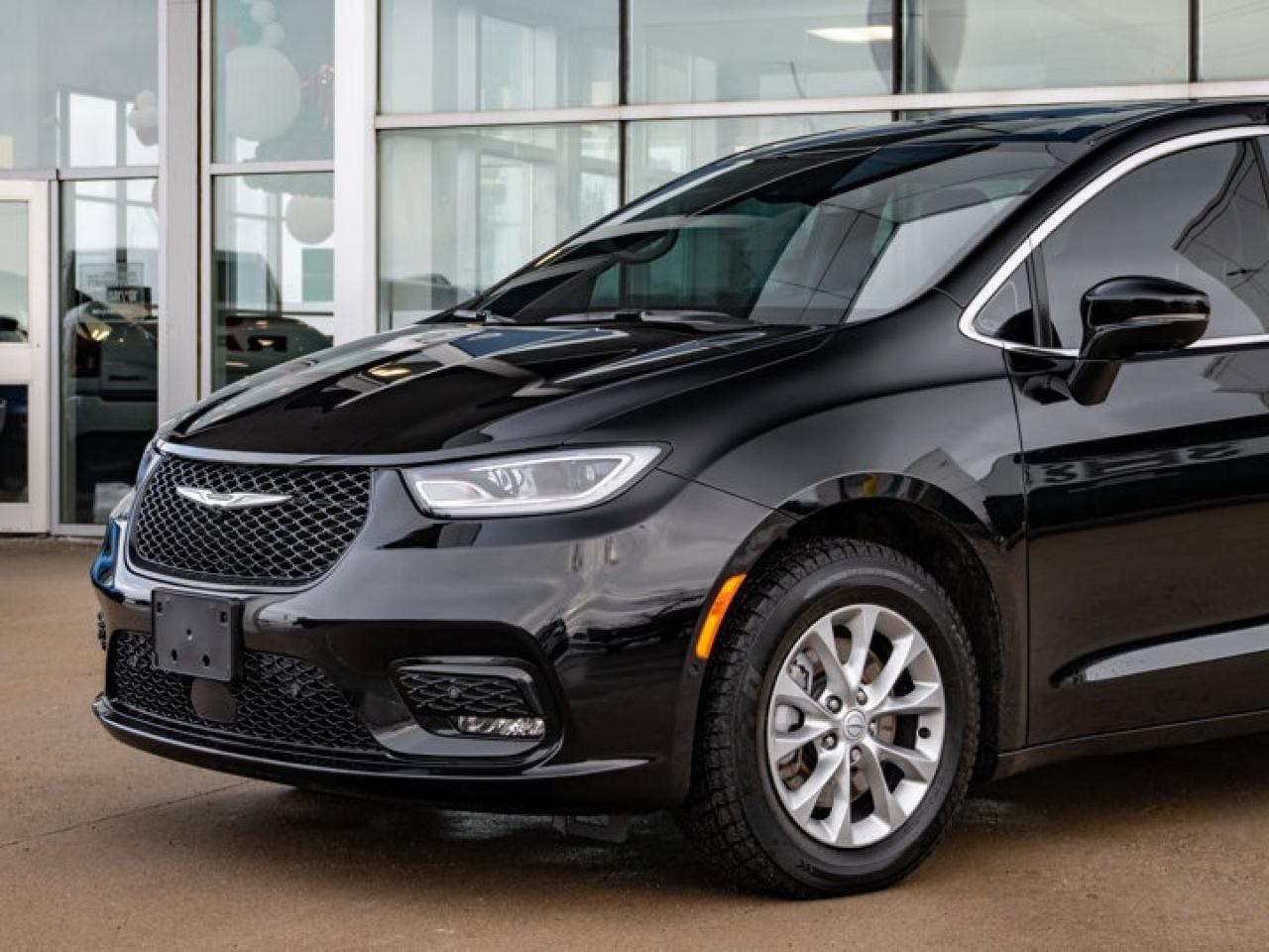 2025 Chrysler Pacifica Select Photo