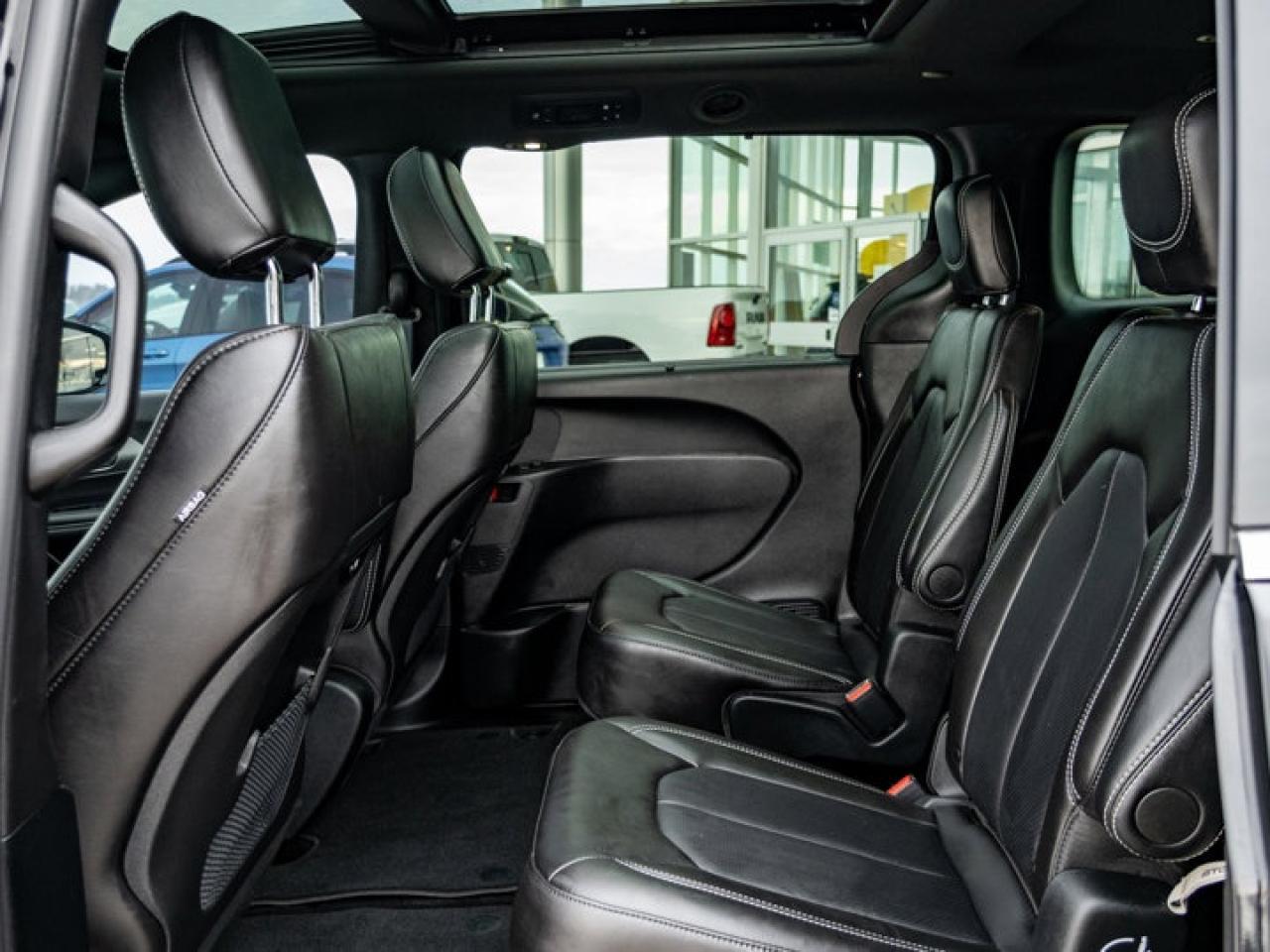 2025 Chrysler Pacifica Select Photo