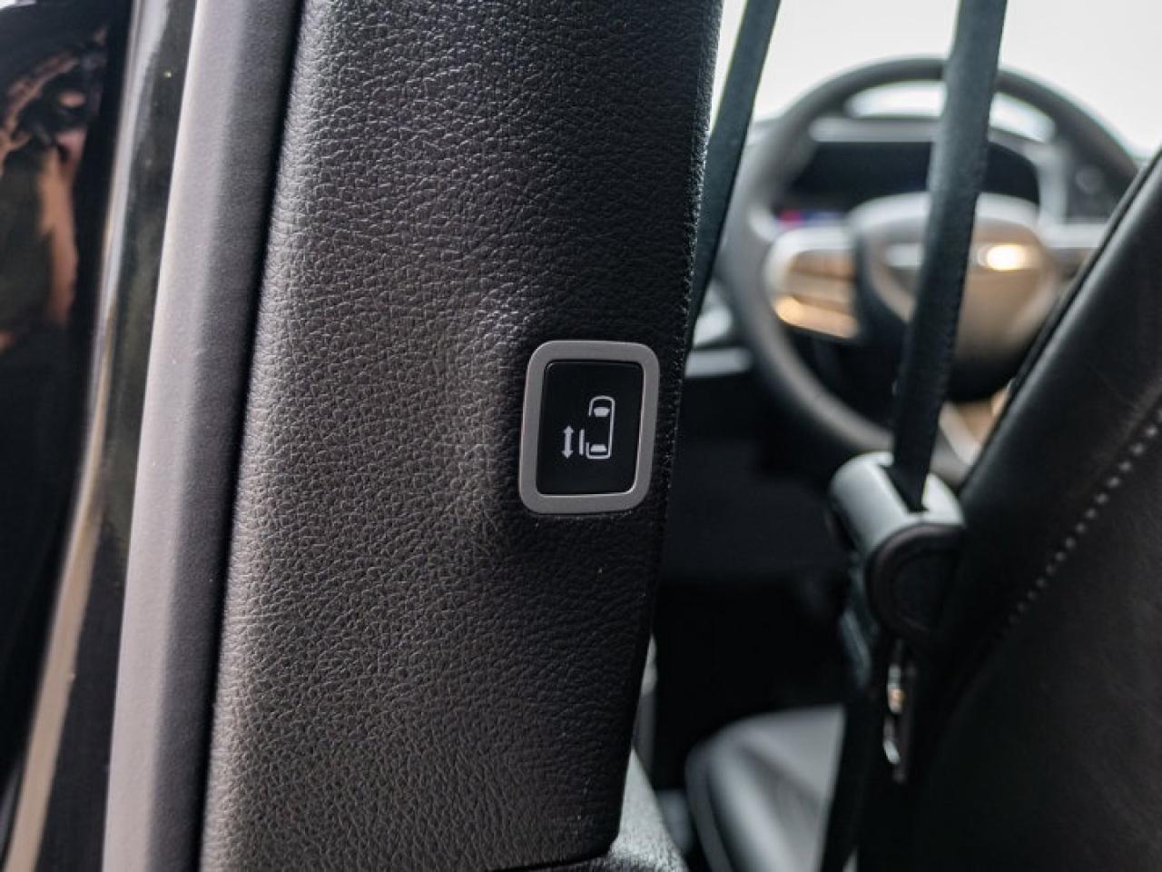 2025 Chrysler Pacifica Select Photo