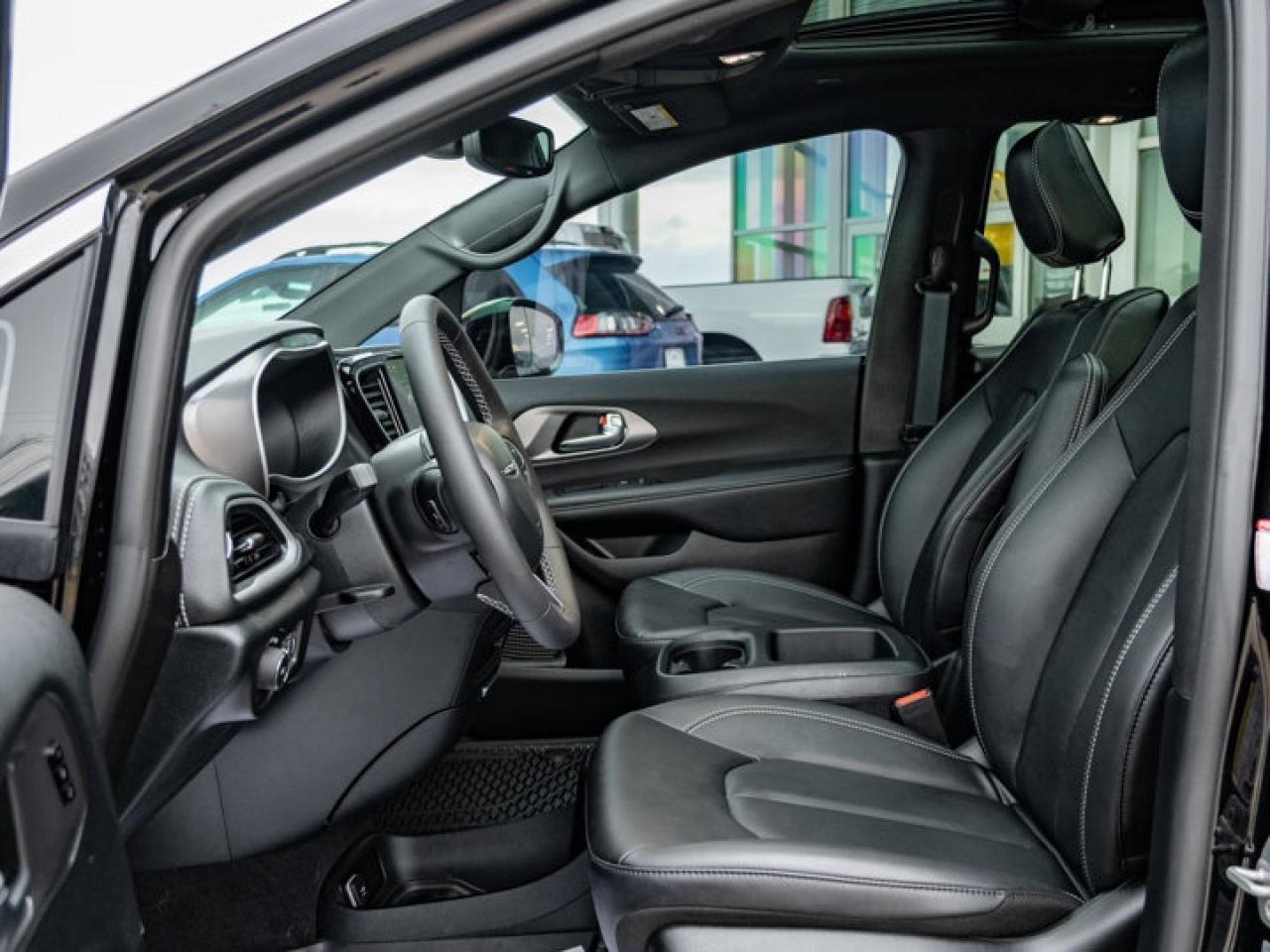 2025 Chrysler Pacifica Select Photo