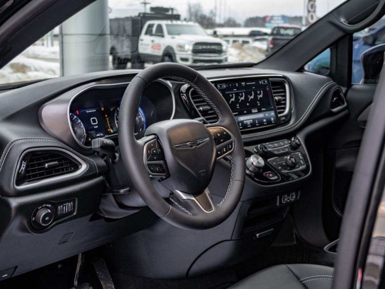 2025 Chrysler Pacifica Select Photo