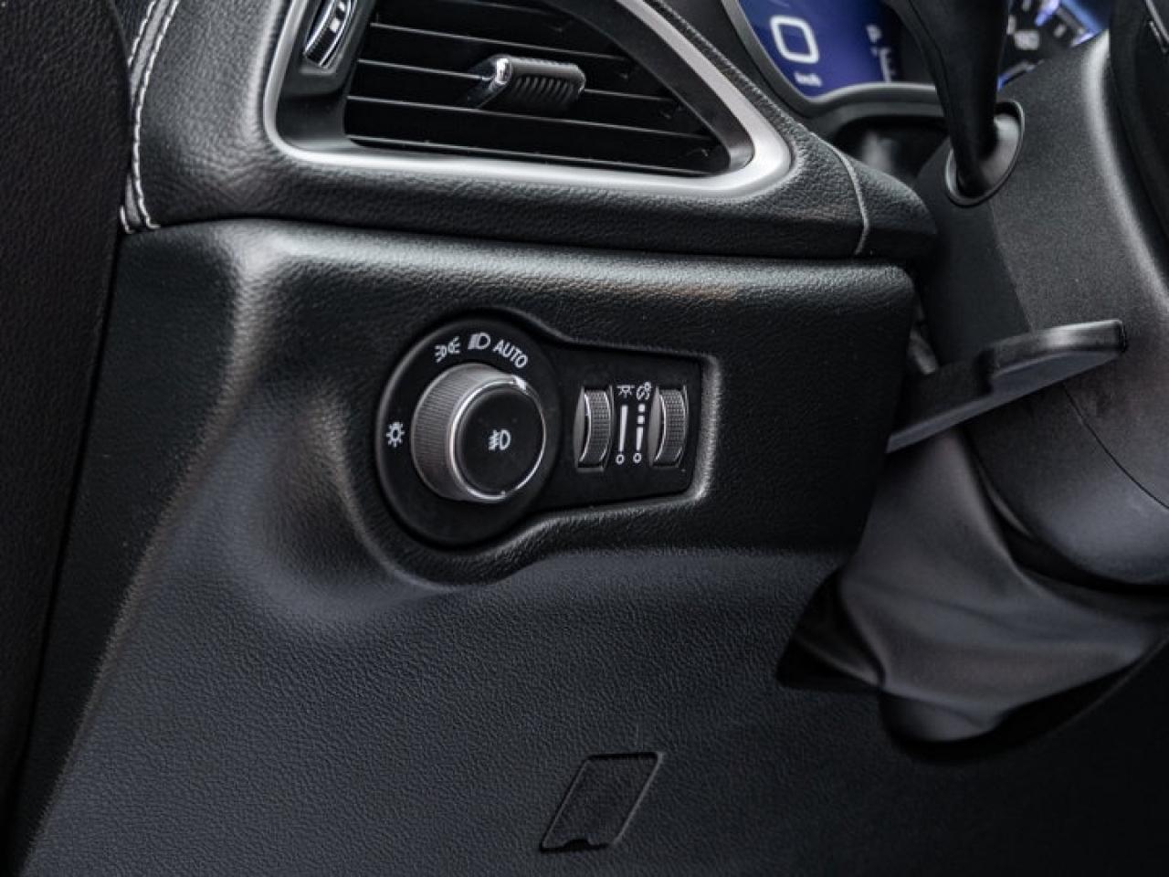 2025 Chrysler Pacifica Select Photo